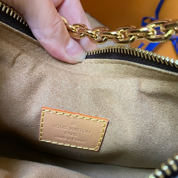 Louis Vuitton loop handbag 2022 - Picture 7 of 16